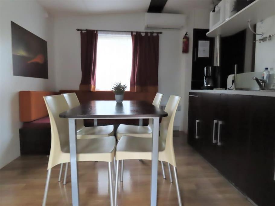 Mobile home 6-pers Camping Leï Suves-Côtes d'Azur-including airco Roquebrune-sur Argens Extérieur photo
